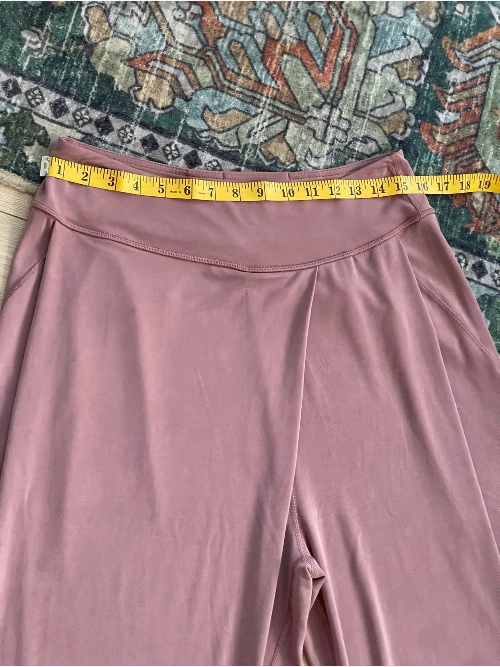Lululemon size 8 white womans cropped trousers pants